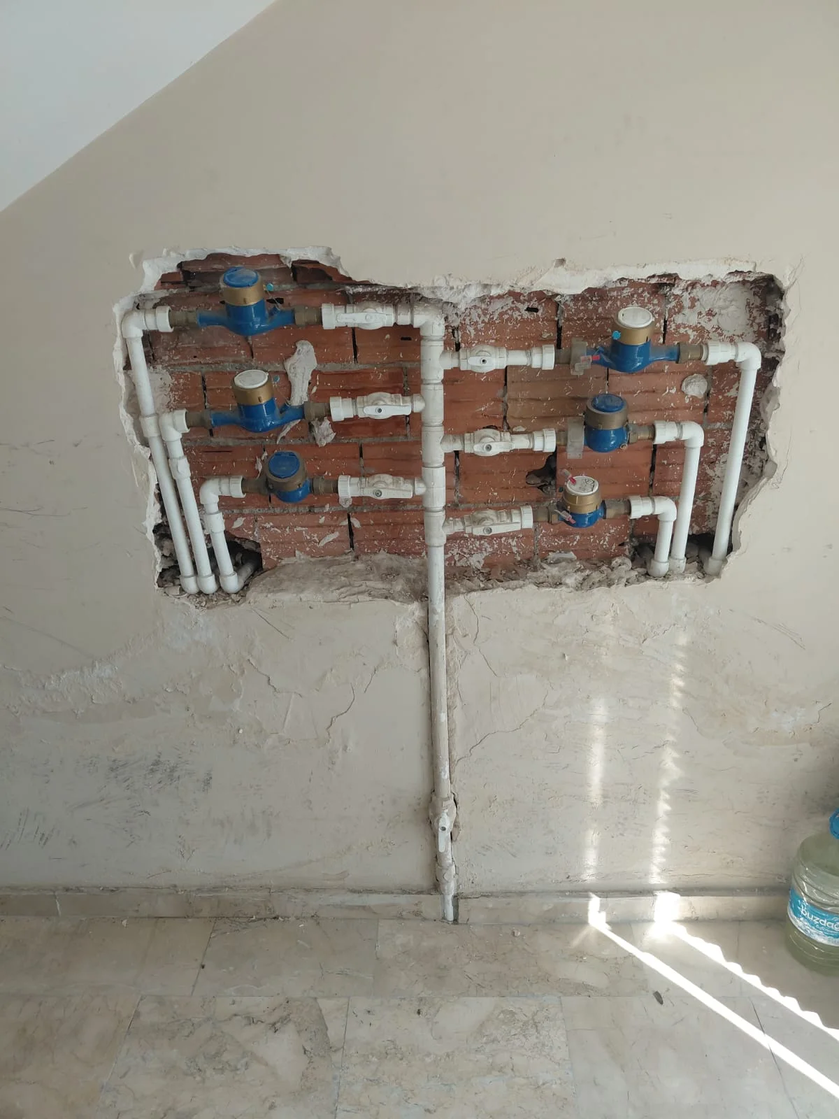 Apartman su sayacı panosu — montaj öncesi